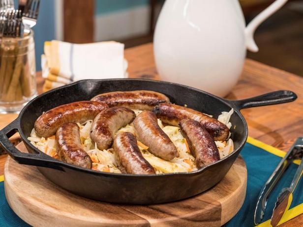 Bratwürste mit Kohl in der Pfanne