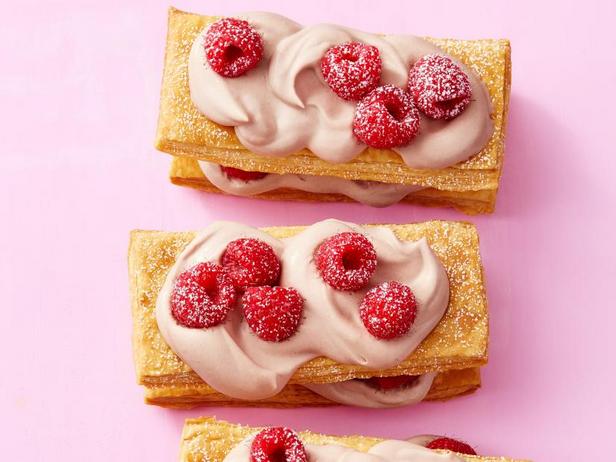 Wie man Napoleon-Torten mit Himbeeren und Schokoladenschaum zubereitet