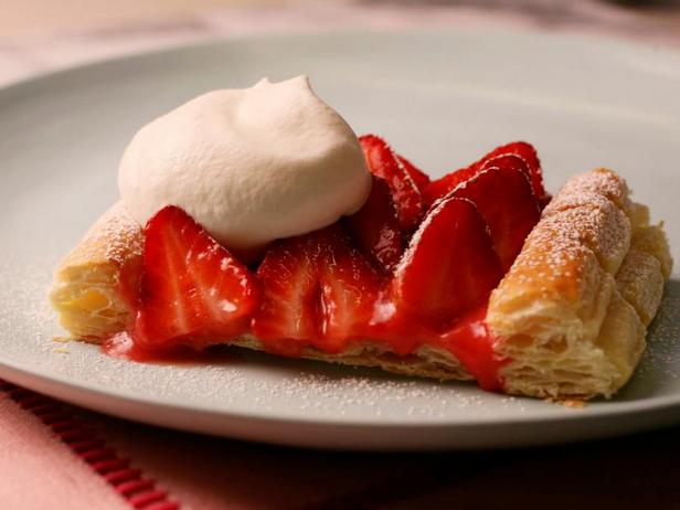 Zubereitung - Blätterteig mit Erdbeeren, Johannisbeeren und Rhabarber