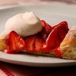 Blätterteig mit Erdbeeren, Johannisbeeren und Rhabarber