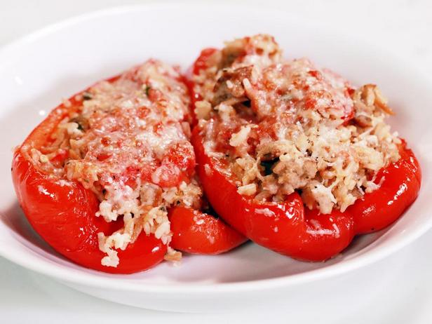 Gefüllte Paprika mit gehackten Fleischbällchen und Reis