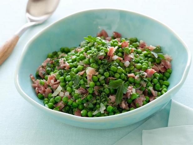 Wie man grüne Erbsen mit Prosciutto zubereitet