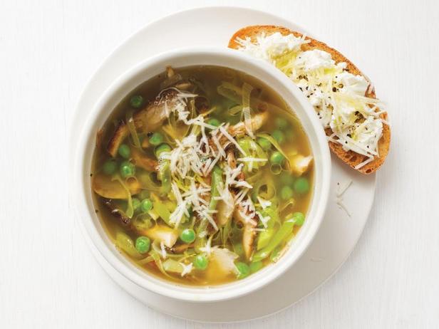 Rezept für Frühlingsgemüsesuppe und Ricotta-Toast