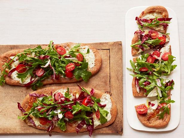 Pizza mit dreifarbigem Salat