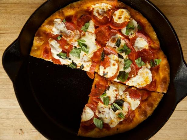 Pepperoni-Pizza in der gusseisernen Pfanne