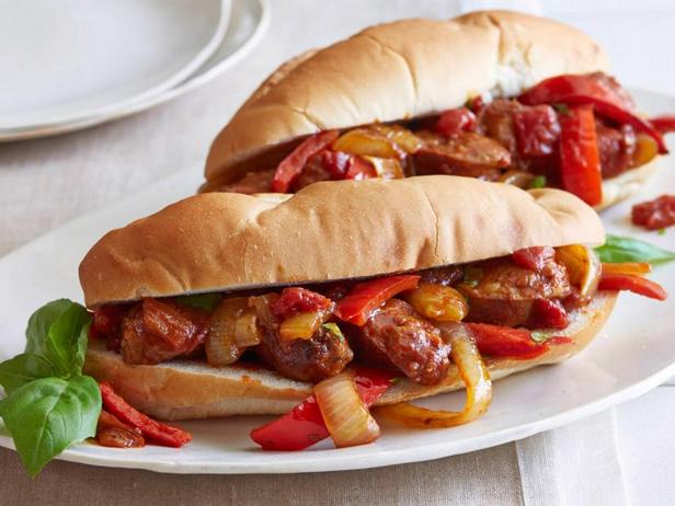 Zubereitung - Gebratene Würstchen mit Paprika und Zwiebeln