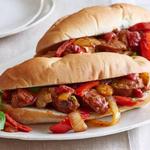 Gebratene Würstchen mit Paprika und Zwiebeln