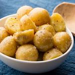 Gekochte neue Kartoffeln mit Butter