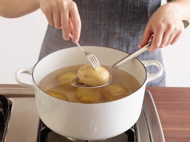 بطاطا جديدة مسلوقة مع الزبدة