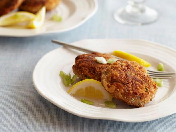 Wie man Lachs-Kroketten zubereitet