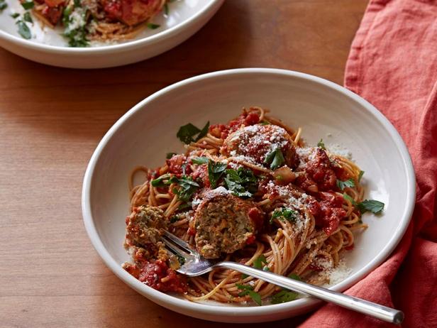 Putenfleischbällchen in einer schnellen, würzigen Tomatensoße mit Vollkornspaghetti