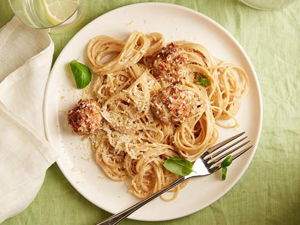 Vollkorn-Linguine in Zitronensauce mit Putenfleischbällchen