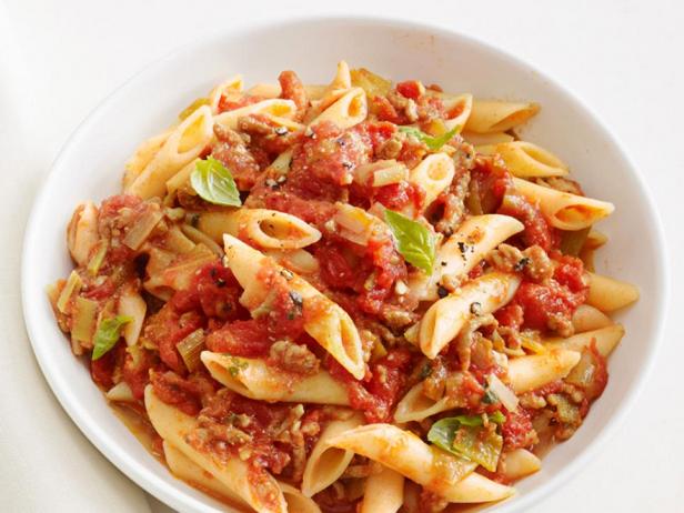 Penne-Nudeln mit Truthahn-Tomatensoße