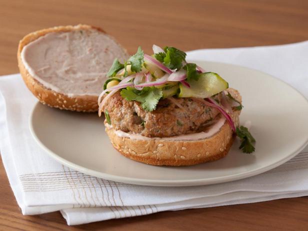 Putenburger mit asiatisch eingelegten Gurken