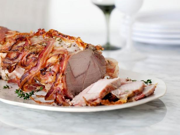 Mit Speck umwickelter Schweinelendenbraten im Ofen