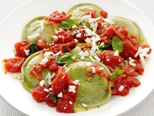 Ravioli mit Spinat in Tomatensoße