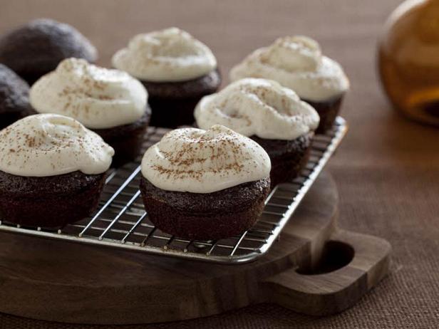 Schokoladen-Bier-Cupcakes mit Frischkäse-Frosting