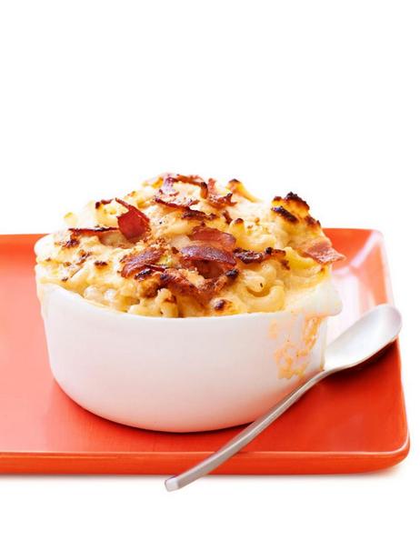 Makkaroni mit Käse, gebackenem Speck und Brotkruste