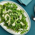 Rucolasalat mit Olivenöl, Zitrone und Parmesan