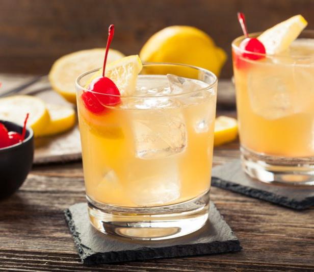 Wie man einen einfachen Whiskey Sour zubereitet