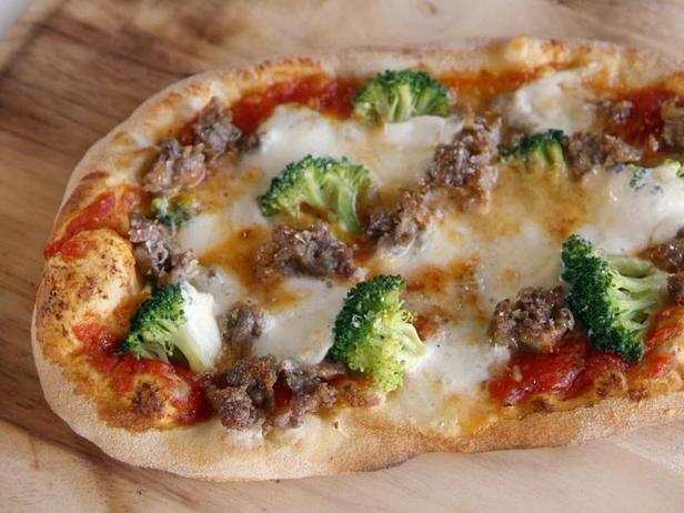 Pizza mit Wurst und Brokkoli