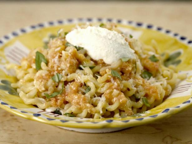 Fusilli-Nudeln in frischer Tomatensauce