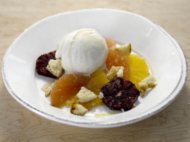 Frische Zitrusfrüchte mit Gelato und Mandelplätzchen