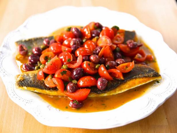 Gebratener Wolfsbarsch mit Tomaten und Kapern