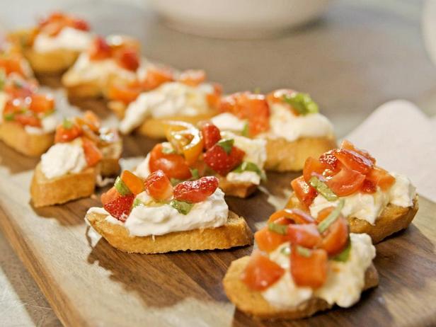 Bruschetta mit Burrata und Erdbeeren
