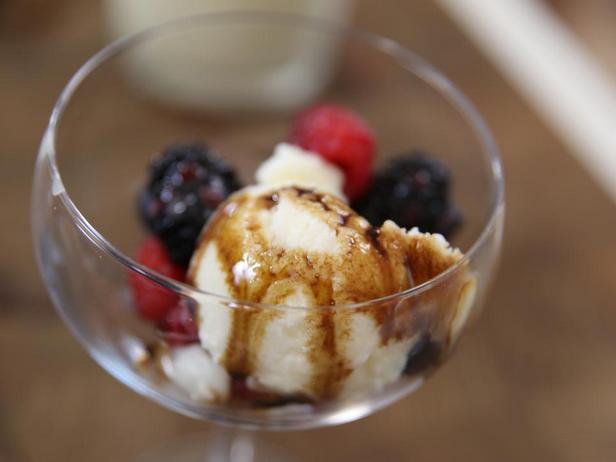 Olivenölsorbet mit Beeren und Balsamico