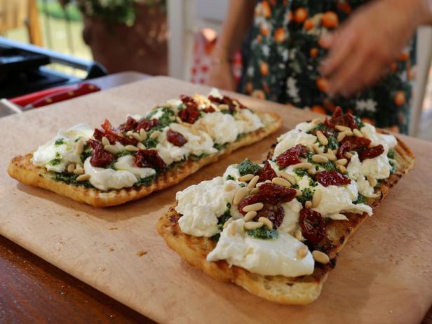 Bruschetta mit Burrata-Käse und Grünkohl-Salsa Verde