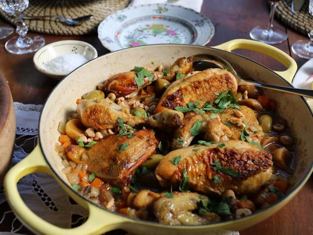Eintopf mit Hühnchen, Trockenfrüchten und Haselnüssen