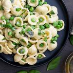 Orecchiette-Nudeln mit Spargel und grünen Erbsen