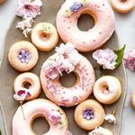 Ofengebackene Donuts mit Orangen-, Rhabarber- und Blaubeerglasur