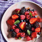 Fruchtsalat mit Erdbeeren und Rhabarber