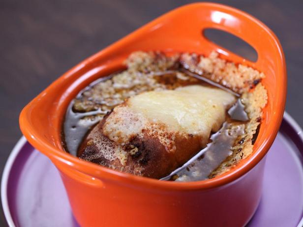 Französische Zwiebelsuppe mit Steinpilzen