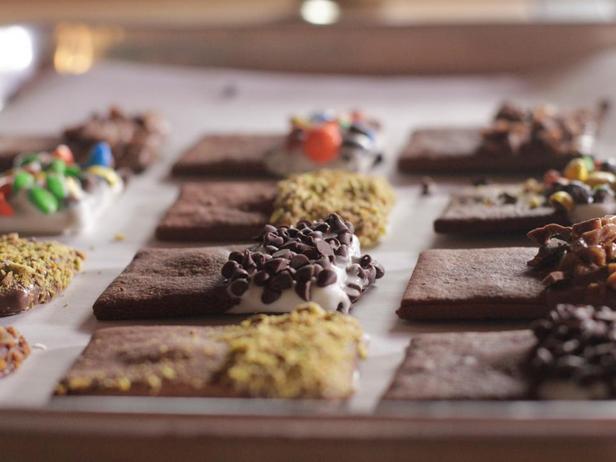 Schokoladenkekse mit verschiedenen Toppings