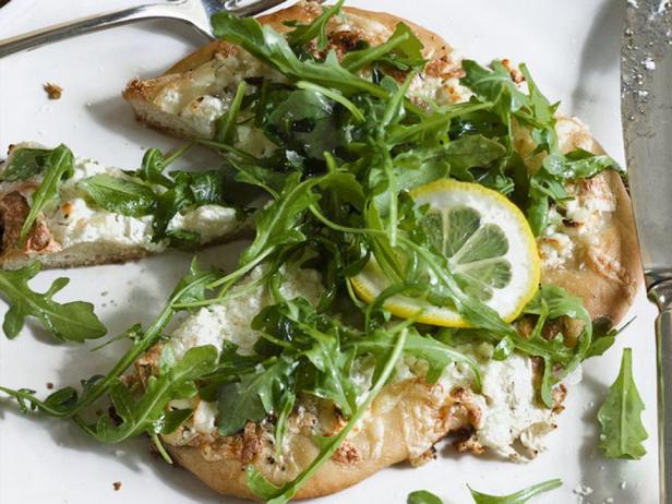 Weiße Pizza mit Rucola