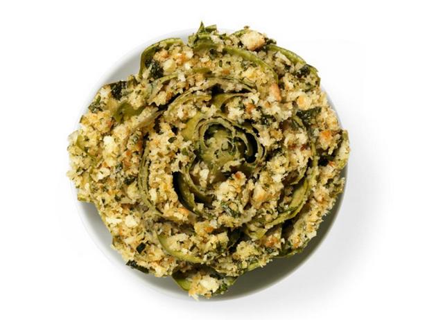 Mit Käse und Semmelbröseln gefüllte Artischocken