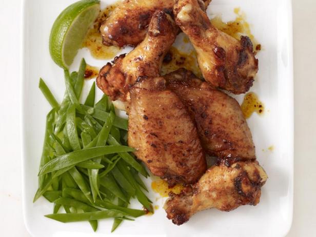 Hähnchenflügel in Honigsauce mit jungen Erbsen