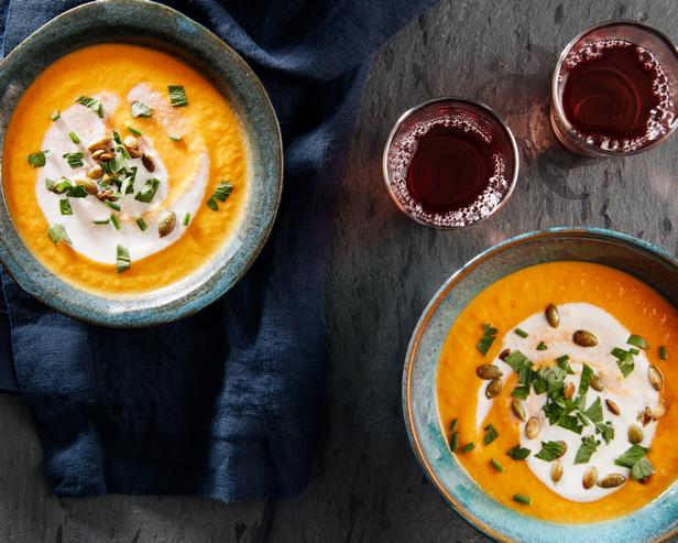 So bereiten Sie eine cremige Karottensuppe mit Thymian und Sahne zu