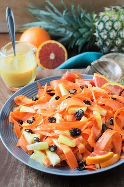 Wie man Karottensalat mit Rosinen und Ananas zubereitet