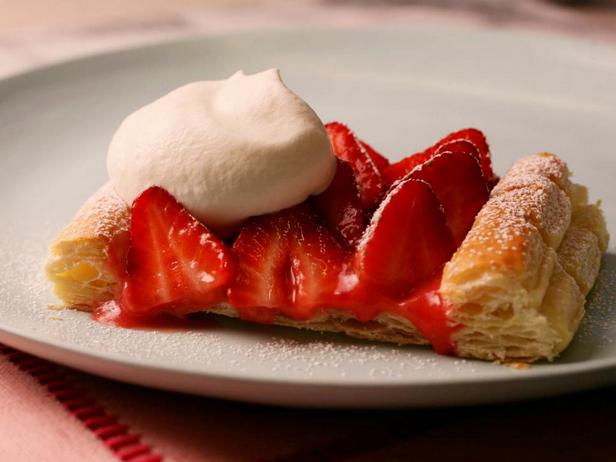 Blätterteig mit Erdbeeren, Johannisbeeren und Rhabarber