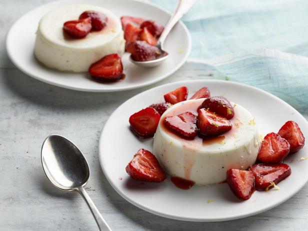 Panna Cotta mit Erdbeeren in Balsamico-Sauce