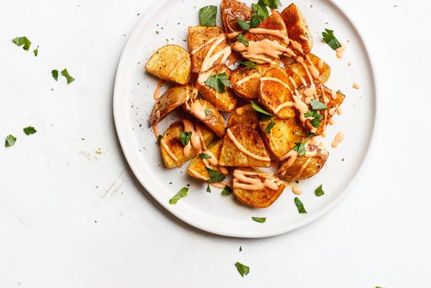 So bereiten Sie Patatas Bravas zu: Gebratene Kartoffeln mit gerösteter Tomaten-Aioli
