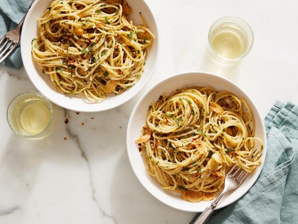 Wie man Spaghetti „Alio e Olio“ macht
