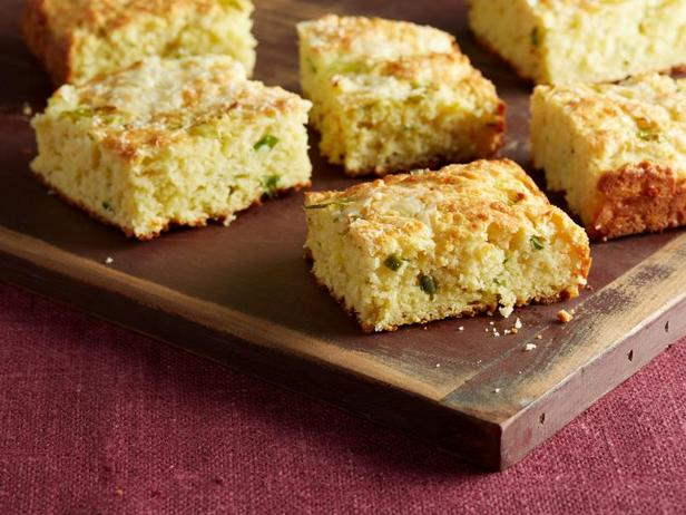 Jalapeno ve Cheddar Peynirli Mısır Ekmeği Nasıl Yapılır?