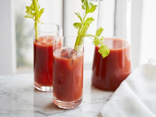 So bereiten Sie einen Bloody Mary Tomatensaft-Cocktail zu