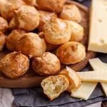 Gougères sind französische Brandteiggebäcke mit Käsefüllung.