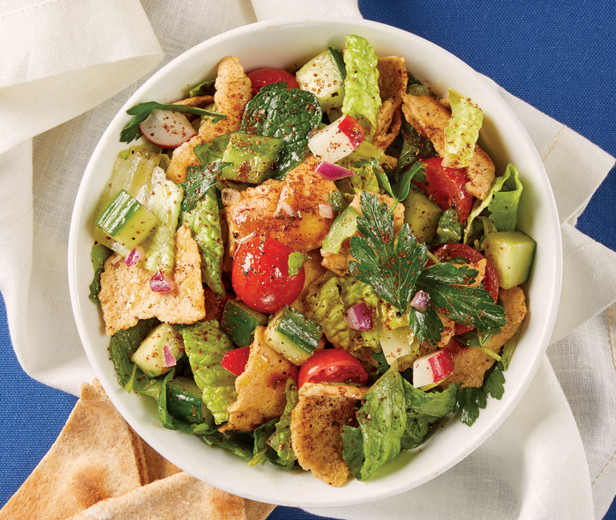 Come preparare un'insalata di foglie con cetrioli, pomodori e patatine fritte